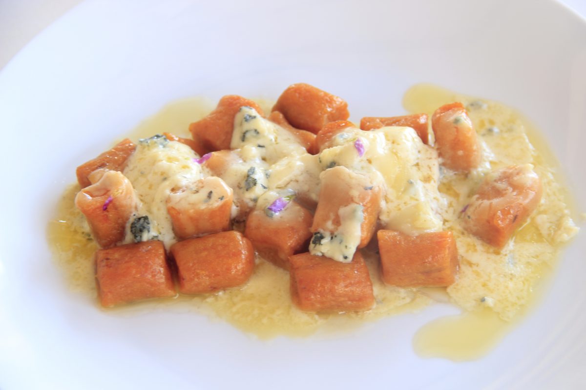 Ñoquis de zapallo butternut con salsa de queso azul – Yammi